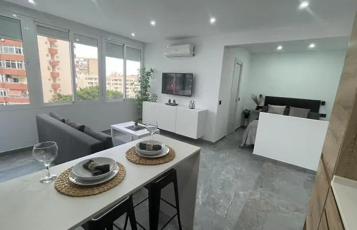 Julia Urban * Τορρεμολίνος