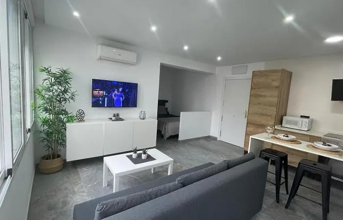 Julia Urban * Τορρεμολίνος